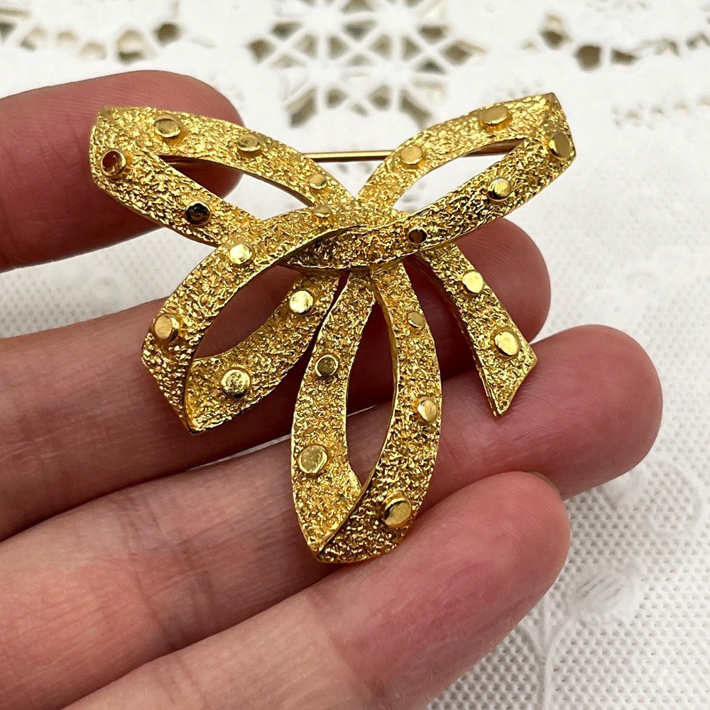 Vintage Crown Trifari Gold Tone Textured Studded Bow Ribbon Pin Brooch - Picture 4 of 12